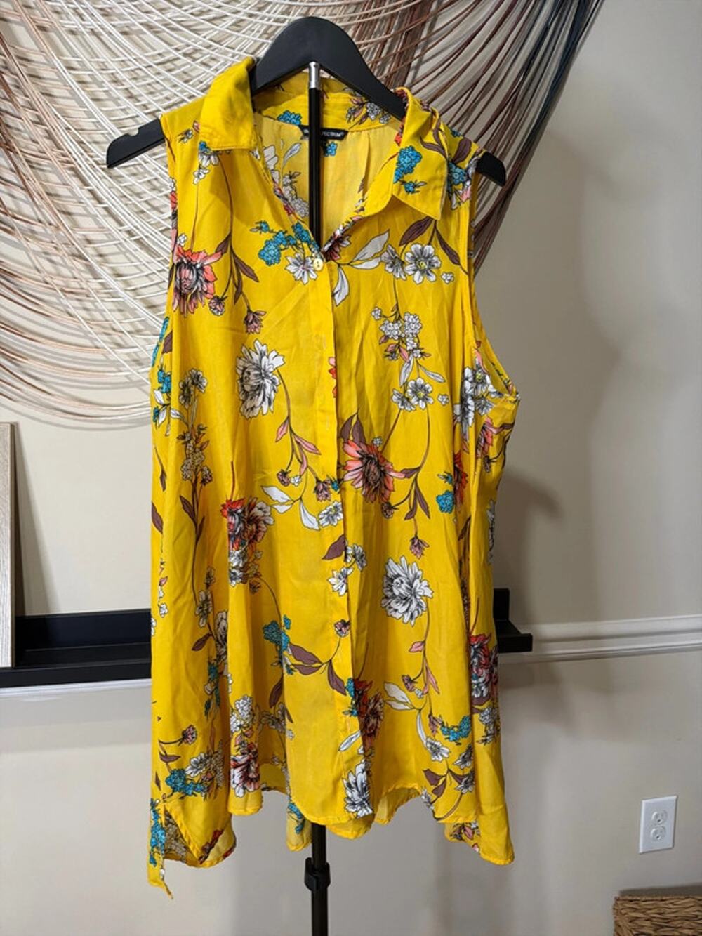 Unique spectrum yellow floral sleeveless top EUC 1X 2542